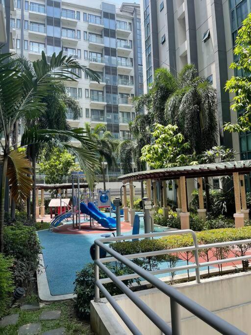 Two Palm Tree Villas Infront Naia Terminal 3 Manila Exterior photo