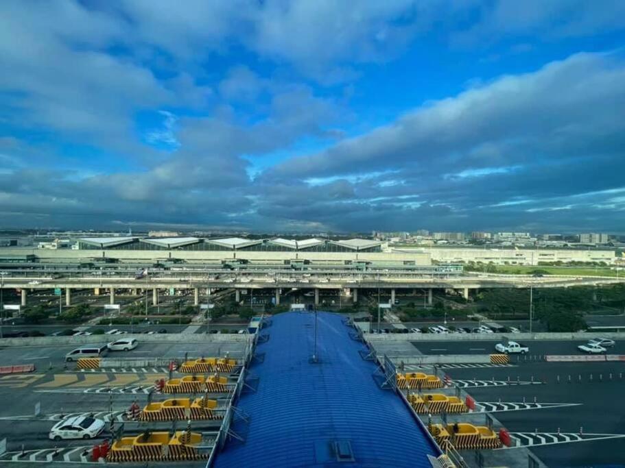 Two Palm Tree Villas Infront Naia Terminal 3 Manila Exterior photo